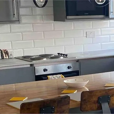 2 Bedroom Flat In Kensington. Apartment *
