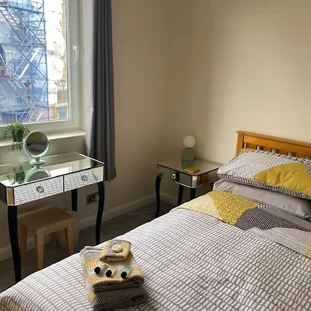 2 Bedroom Flat In Kensington. * London