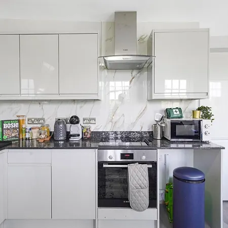 Livestay - Chiswick With Free Parking *