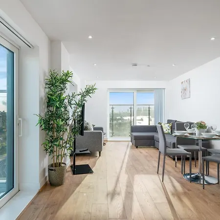 Skyvillion: Riverside With Views Apartment