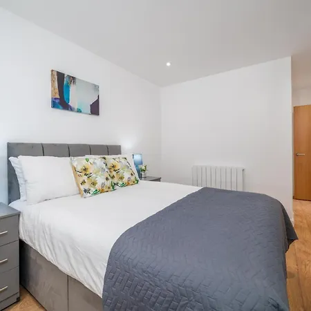 Apartment Skyvillion: Riverside With Views London