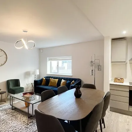 C1, Luxury 2 Bedroom Flat In Wembley * Londen