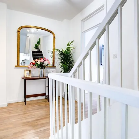 Beautiful 4-bedroom 5-bath House In Apartment London