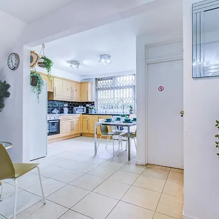 Apartment Beautiful 4-bedroom 5-bath House In London