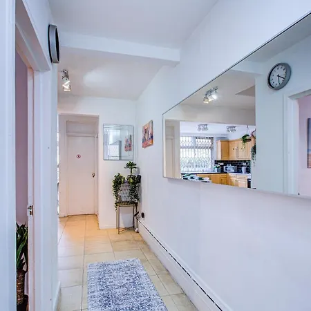 Beautiful 4-bedroom 5-bath House In London