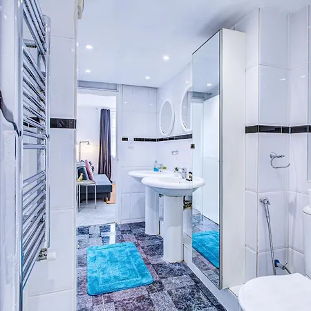 Apartment Beautiful 4-bedroom 5-bath House In London