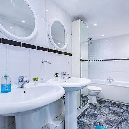 Apartment Beautiful 4-bedroom 5-bath House In