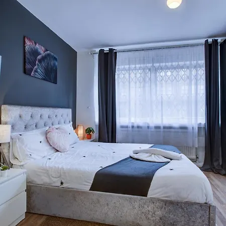 Beautiful 4-bedroom 5-bath House In Apartment *