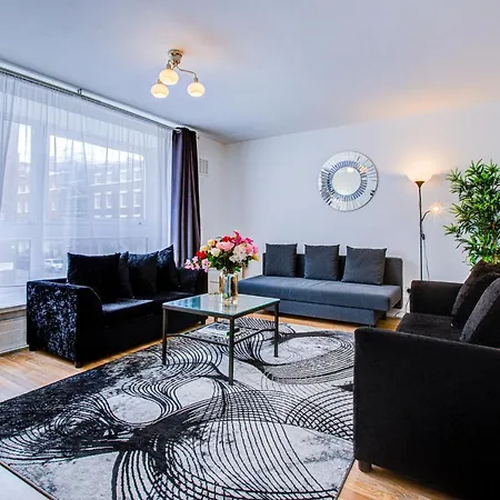 Beautiful 4-bedroom 5-bath House In Apartment *