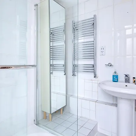 Beautiful 4-bedroom 5-bath House In London