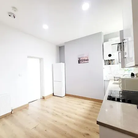 York Road 1 Bed Apartment *