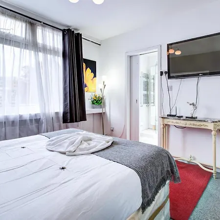 Beautiful 4-bedroom 5-bath House In London