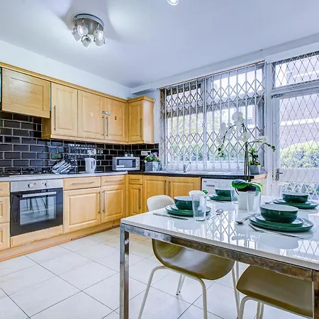 Apartment Beautiful 4-bedroom 5-bath House In London