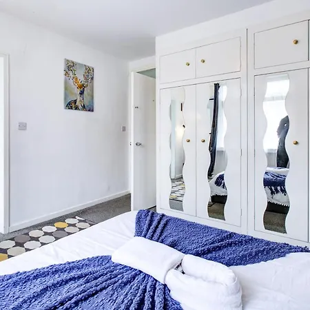 Apartment Beautiful 4-bedroom 5-bath House In