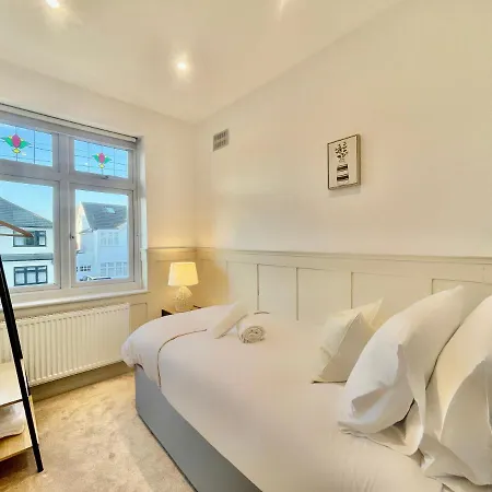 Holiday home Luxury Essex - - Free Parking - Quick Access To London - Sleeps 6 *