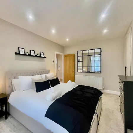 Holiday home Luxury Essex - - Free Parking - Quick Access To London - Sleeps 6 Hornchurch