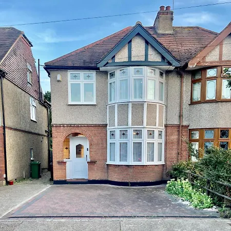 Luxury Essex - - Free Parking - Quick Access To London - Sleeps 6 * Hornchurch