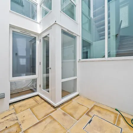 Captivating 3-bed House In Holland Park