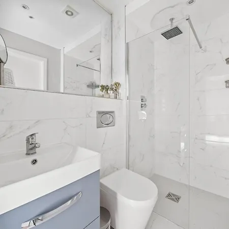 Captivating 3-bed House In Holland Park Holiday home *