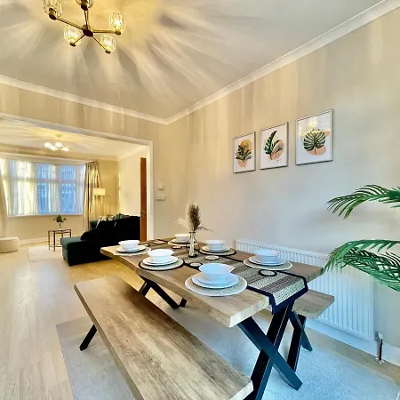 Luxury Essex - - Free Parking - Quick Access To London - Sleeps 6 Holiday home *