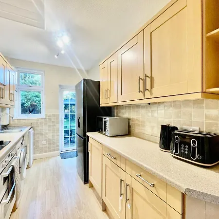 Luxury Essex - - Free Parking - Quick Access To London - Sleeps 6 * Hornchurch