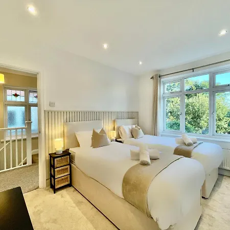 Luxury Essex - - Free Parking - Quick Access To London - Sleeps 6 Holiday home Hornchurch