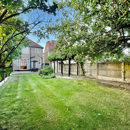 Luxury Essex - - Free Parking - Quick Access To London - Sleeps 6 *