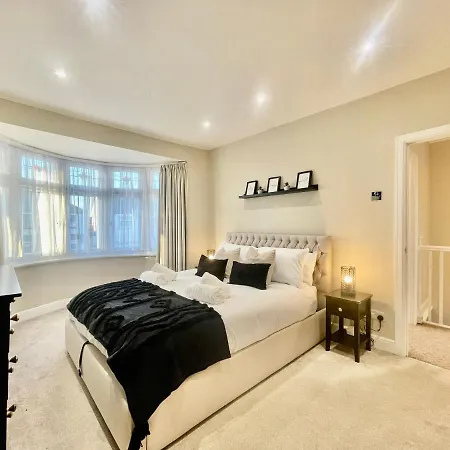 Holiday home Luxury Essex - - Free Parking - Quick Access To London - Sleeps 6 *
