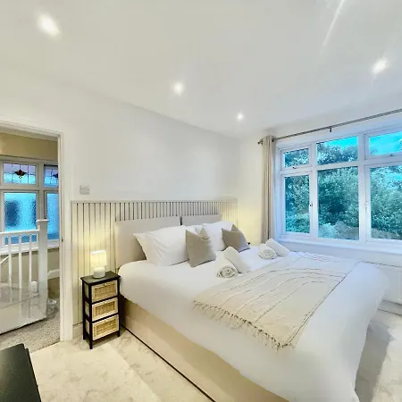 Luxury Essex - - Free Parking - Quick Access To London - Sleeps 6 *