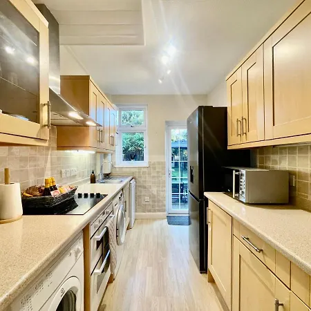 Luxury Essex - - Free Parking - Quick Access To London - Sleeps 6 Holiday home *