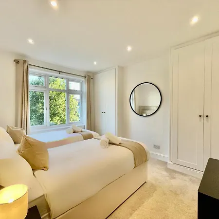 Holiday home Luxury Essex - - Free Parking - Quick Access To London - Sleeps 6 Hornchurch