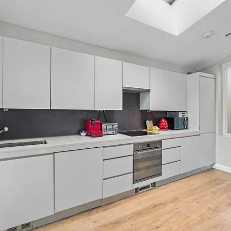 Captivating 3-bed House In Holland Park *