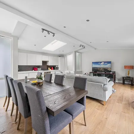 Captivating 3-bed House In Holland Park Holiday home London
