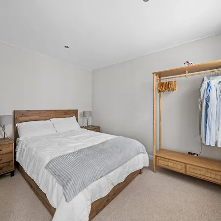 Captivating 3-bed House In Holland Park