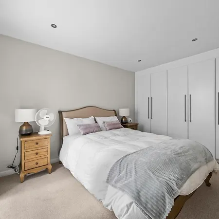 Holiday home Captivating 3-bed House In Holland Park London