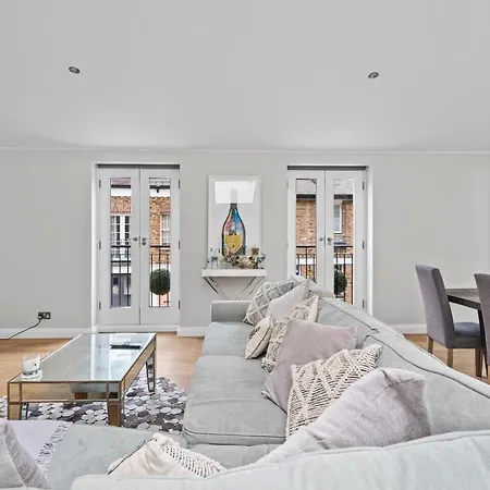 Holiday home Captivating 3-bed House In Holland Park