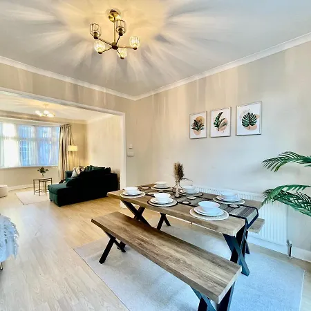 Luxury Essex - - Free Parking - Quick Access To London - Sleeps 6 * Hornchurch