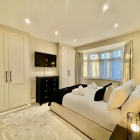 Luxury Essex - - Free Parking - Quick Access To London - Sleeps 6