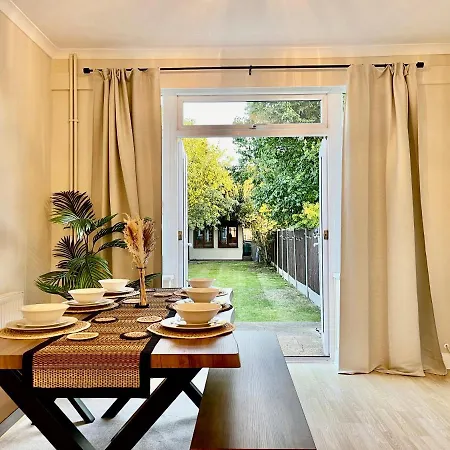 Holiday home Luxury Essex - - Free Parking - Quick Access To London - Sleeps 6 *
