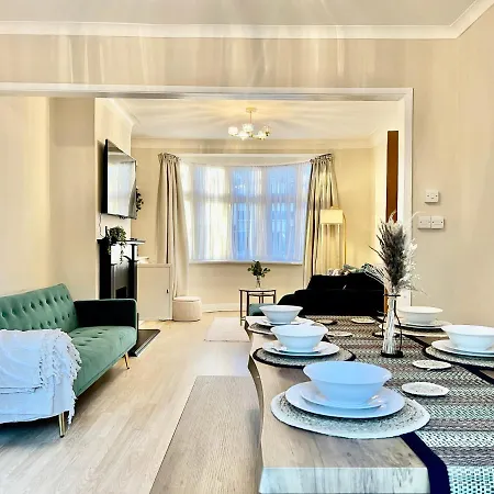 Holiday home Luxury Essex - - Free Parking - Quick Access To London - Sleeps 6