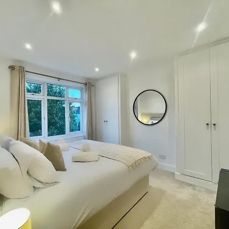 Luxury Essex - - Free Parking - Quick Access To London - Sleeps 6 *