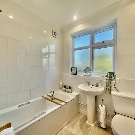 Luxury Essex - - Free Parking - Quick Access To London - Sleeps 6 * Hornchurch