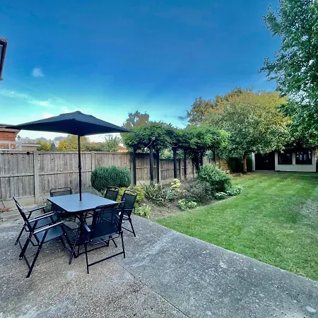 Luxury Essex - - Free Parking - Quick Access To London - Sleeps 6
