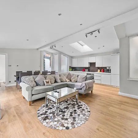 Captivating 3-bed House In Holland Park Holiday home London