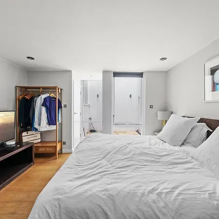 Holiday home Captivating 3-bed House In Holland Park *