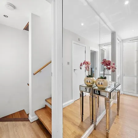 Holiday home Captivating 3-bed House In Holland Park London