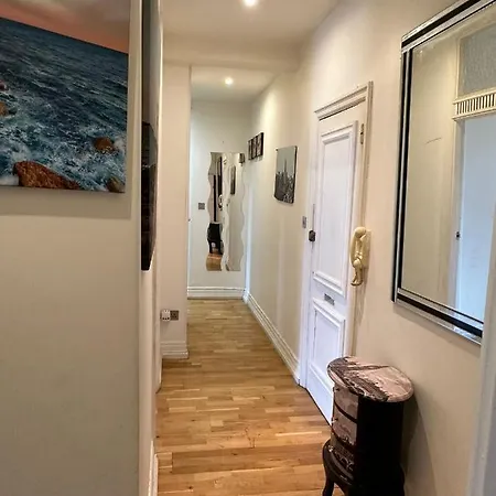 Queens Court Apartment *