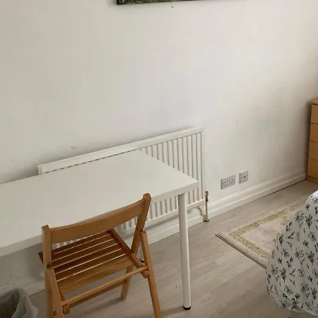 Redecorated Double With Shared Bathroom -rm3