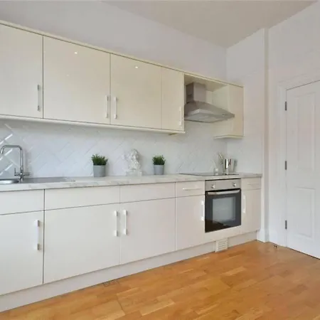 Luxury 3 Bed - Huge Outdoor Terrace & Amazing Transport Links Apartment