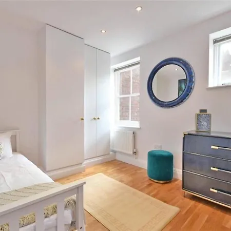 Luxury 3 Bed - Huge Outdoor Terrace & Amazing Transport Links Apartment London